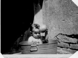 niño bañándose en tina