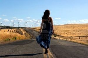 joven-mujer-caminando-por-un-camino-solitario caminar_libre_terapia_gestalt