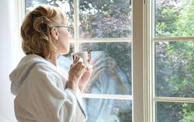 mujer_en_ventana_triste