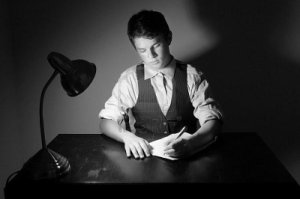 joven-escribiendo-carta escritorio-lampara