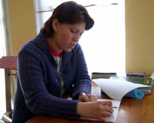 persona escribe carta